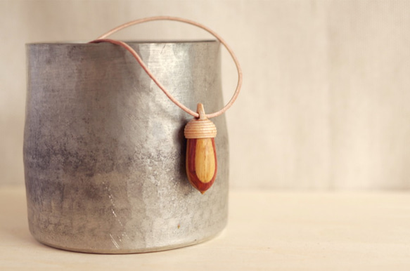 Wood Carving Acorn Pendant, Wooden Mosaic, Chestnut & Padouk 第1張的照片