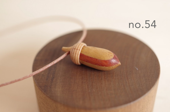 Wood Carving Acorn Pendant, Wooden Mosaic, Chestnut & Padouk 第4張的照片