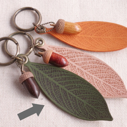 Green Leather Leaf and Wooden Acorn Key Chain 第1張的照片