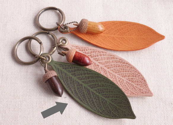 Green Leather Leaf and Wooden Acorn Key Chain 第1張的照片