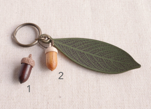 Green Leather Leaf and Wooden Acorn Key Chain 第2張的照片