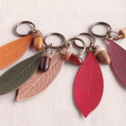 Green Leather Leaf and Wooden Acorn Key Chain 第4張的照片