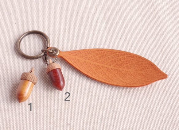 Orange Leather Leaf and Wooden Acorn Key Chain 第2張的照片