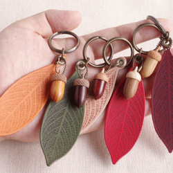 Orange Leather Leaf and Wooden Acorn Key Chain 第3張的照片