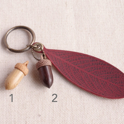 Wine Leather Leaf and Wooden Acorn Key Chain 第2張的照片