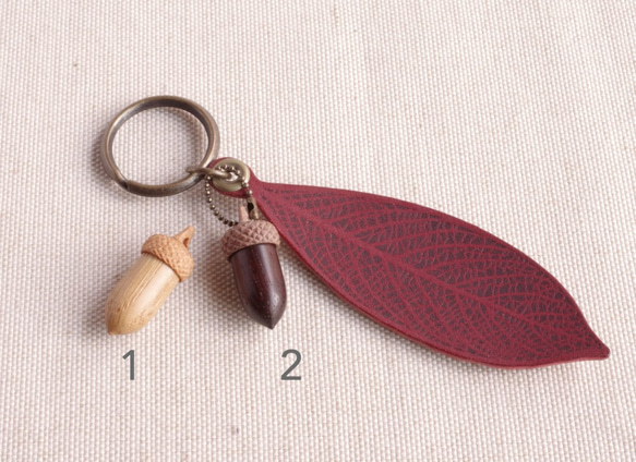 Wine Leather Leaf and Wooden Acorn Key Chain 第2張的照片