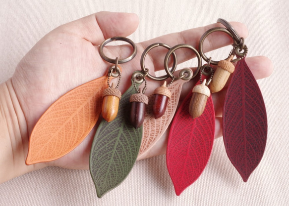 Wine Leather Leaf and Wooden Acorn Key Chain 第3張的照片