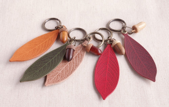 Wine Leather Leaf and Wooden Acorn Key Chain 第4張的照片