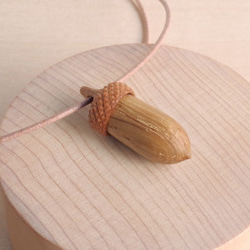 Wood Carving Acorn Pendant  Oak & Cherrywood 第1張的照片