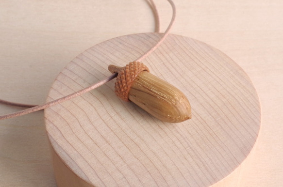 Wood Carving Acorn Pendant  Oak & Cherrywood 第1張的照片