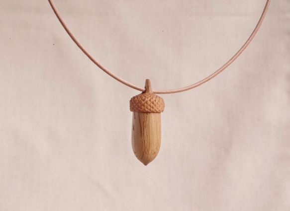 Wood Carving Acorn Pendant  Oak & Cherrywood 第2張的照片