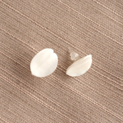 Antler Carving Petal - Stud Earrings 第2張的照片