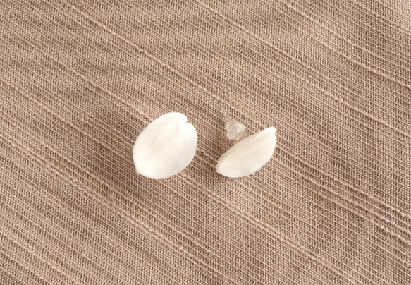 Antler Carving Petal - Stud Earrings 第2張的照片