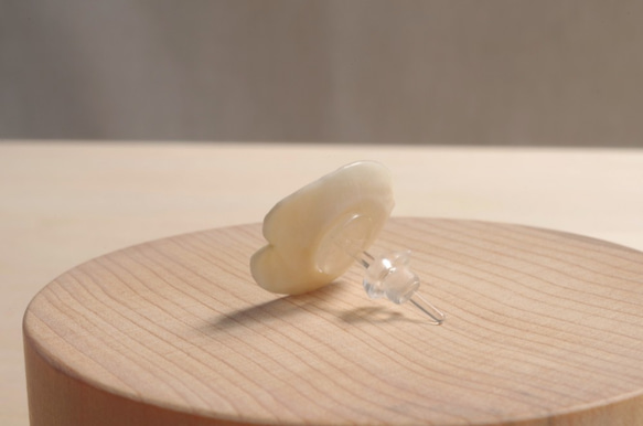 Antler Carving Petal - Stud Earrings 第3張的照片