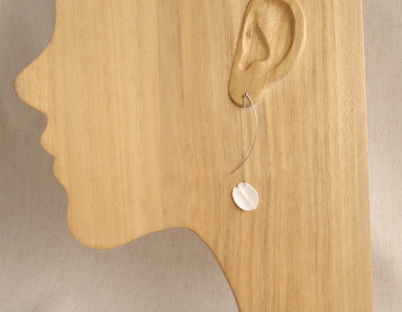 Antler Carving Petal - Threader Earrings [made-to-order] 第6張的照片