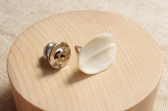 Antler Carving Petal - Lapel Pin 第2張的照片