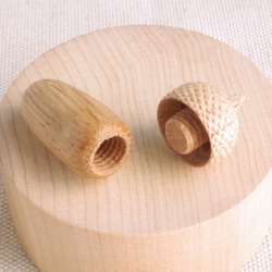 木雕橡子（L 尺寸，可伸縮）吊墜：橡木 x 楓木（香氣，作為 SOS 膠囊） 第3張的照片