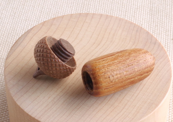 A Paired Set of Openable Wooden Acorns, L/S, KEYAKI & Walnut 第4張的照片