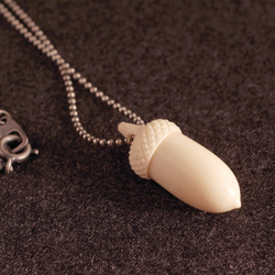 Antler Carving Acorn Pendant 第1張的照片