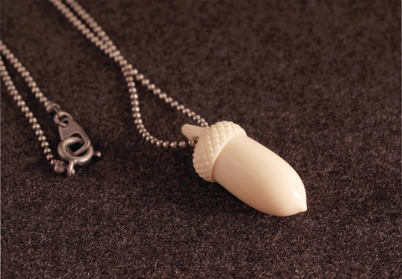 Antler Carving Acorn Pendant 第1張的照片