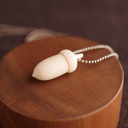 Antler Carving Acorn Pendant 第3張的照片