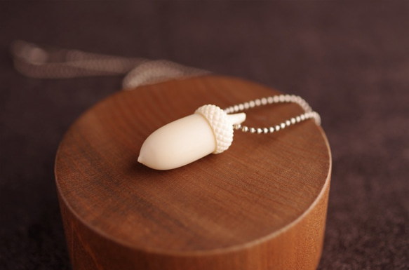 Antler Carving Acorn Pendant 第3張的照片