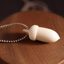 Antler Carving Acorn Pendant 第4張的照片