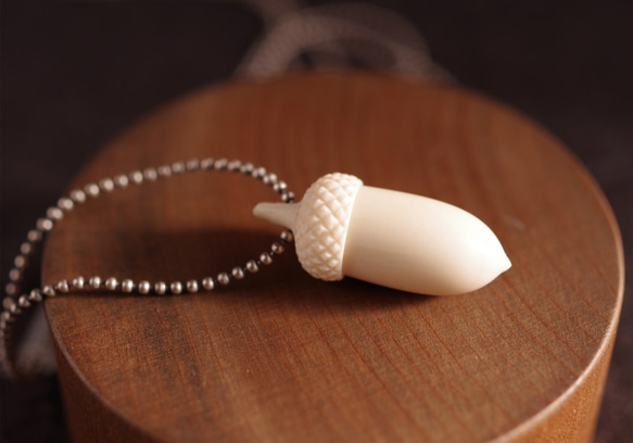 Antler Carving Acorn Pendant 第4張的照片