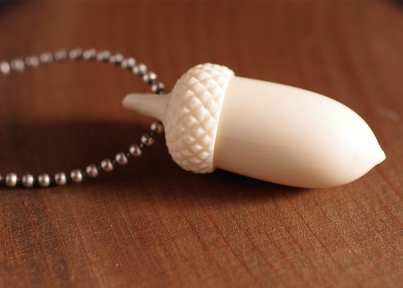 Antler Carving Acorn Pendant 第5張的照片