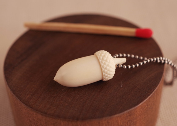 Antler Carving Acorn Pendant 第6張的照片