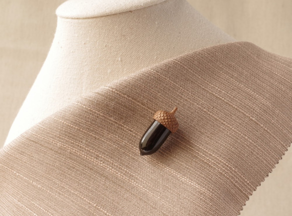 URUSHI finished Wood Carving Acorn Lapel Pin, Pin Brooch 第1張的照片