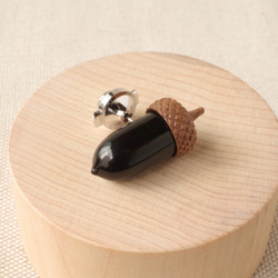 URUSHI finished Wood Carving Acorn Lapel Pin, Pin Brooch 第3張的照片