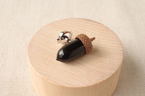 URUSHI finished Wood Carving Acorn Lapel Pin, Pin Brooch 第3張的照片