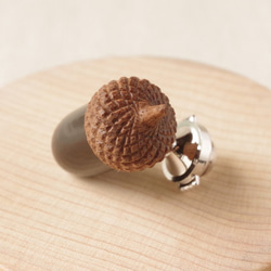 URUSHI finished Wood Carving Acorn Lapel Pin, Pin Brooch 第4張的照片