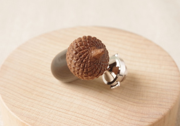 URUSHI finished Wood Carving Acorn Lapel Pin, Pin Brooch 第4張的照片