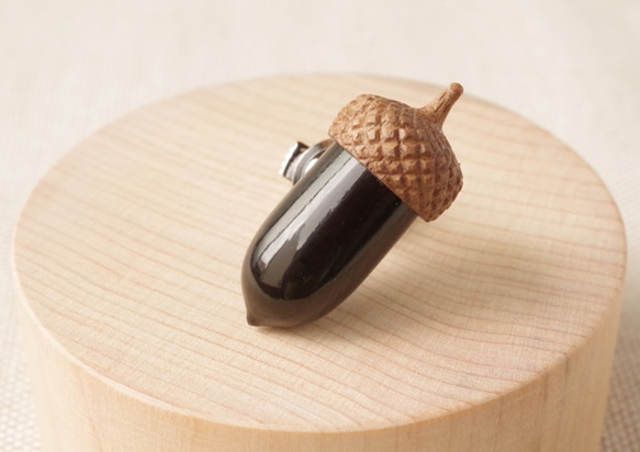 URUSHI finished Wood Carving Acorn Lapel Pin, Pin Brooch 第5張的照片