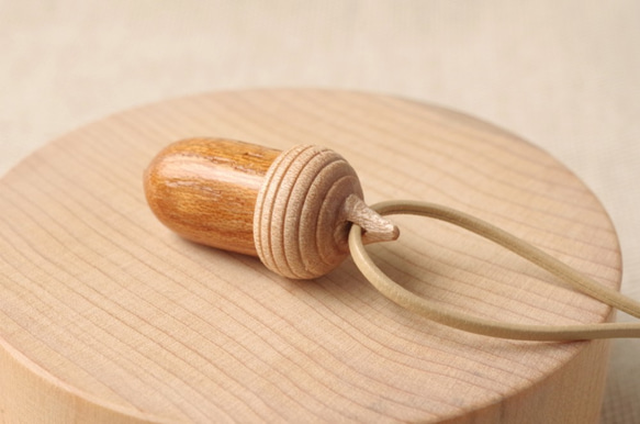 Wood Carving Acorn NETSUKE : KEYAKI & Maple 第2張的照片