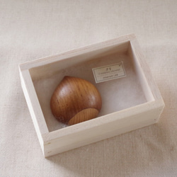 日本のどんぐりシリーズ　クリの木彫ペーパーウェイト 受注制作 2枚目の画像