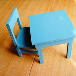 ブルーグレーインテリア雑貨 ミニチュア机と椅子 2枚目の画像