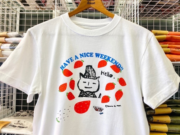 秋もHappyな良い週末を！Tシャツ【ユニセックス】　猫とイチゴ〜※現在庫sizeSS,S,M,XLのみ 3枚目の画像