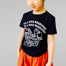 夏にぴったりロゴTシャツ【キッズ】 HAVE A NICE WEEKENND!! (ブラック×ホワイト) 2枚目の画像