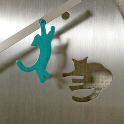 アルミ製！ぶらさがり猫達のシルエット電波式掛け時計 3枚目の画像
