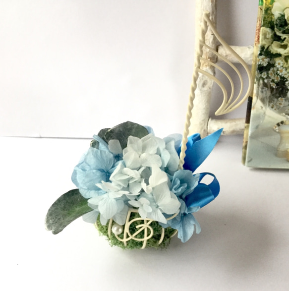 ギフトに爽やかなブルーのアジサイ 音符の花かご 2枚目の画像