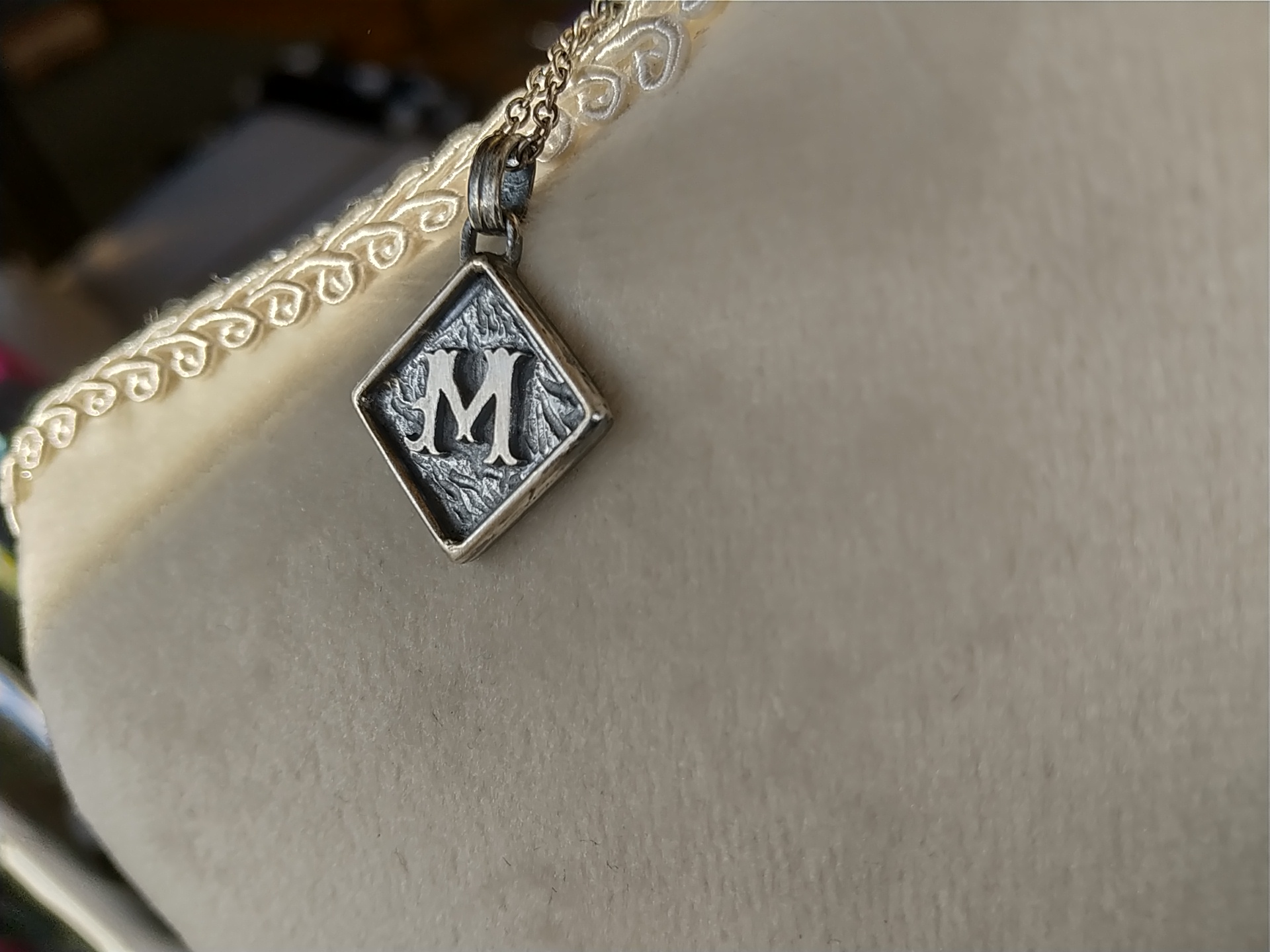 【送料無料】手彫り・アンティーク傷加工コインイニシャル『M』silver950 一点ものシルバー06