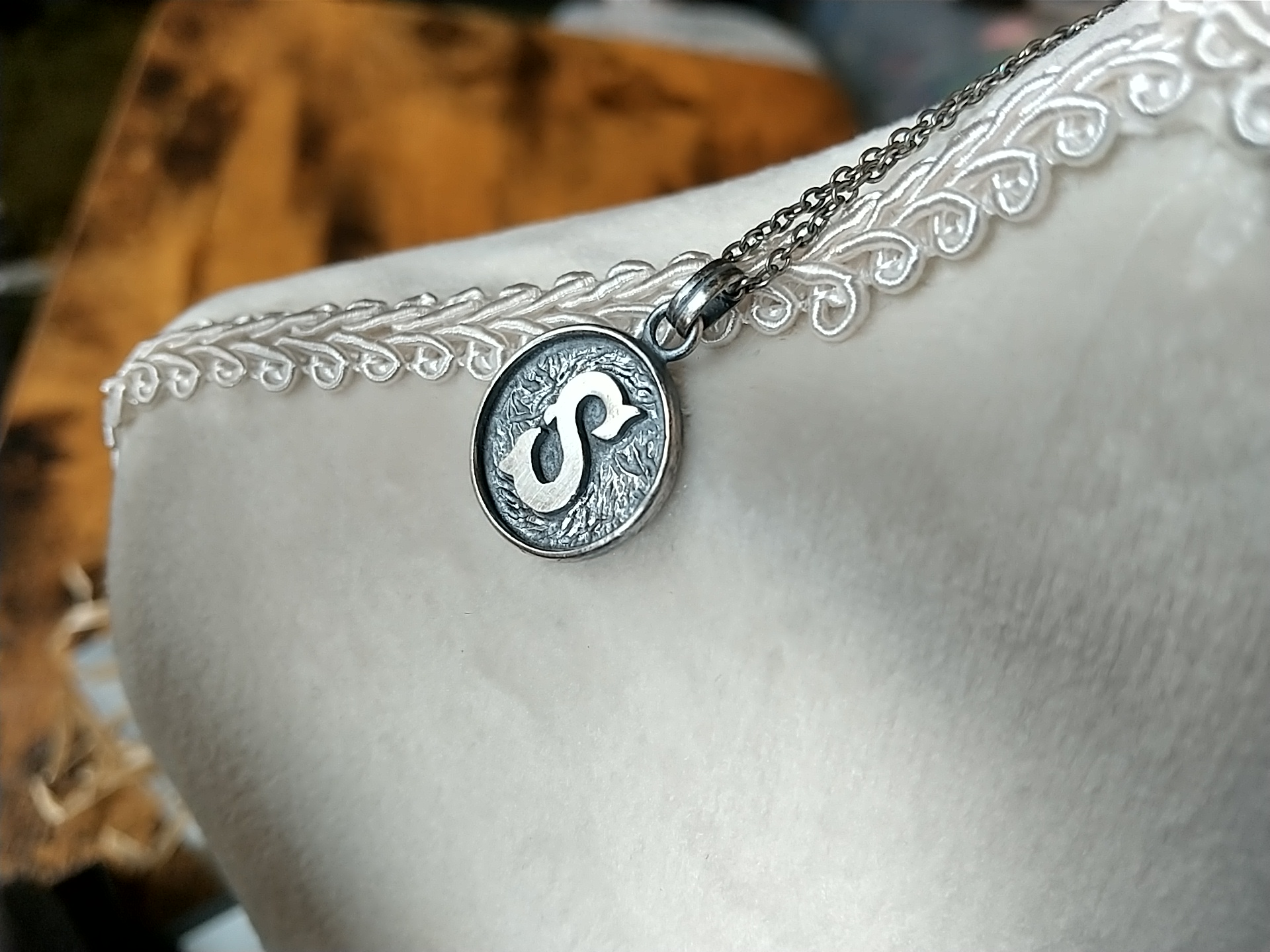 【送料無料】手彫り・アンティーク傷加工コインイニシャル『S』silver950 一点ものシルバー01