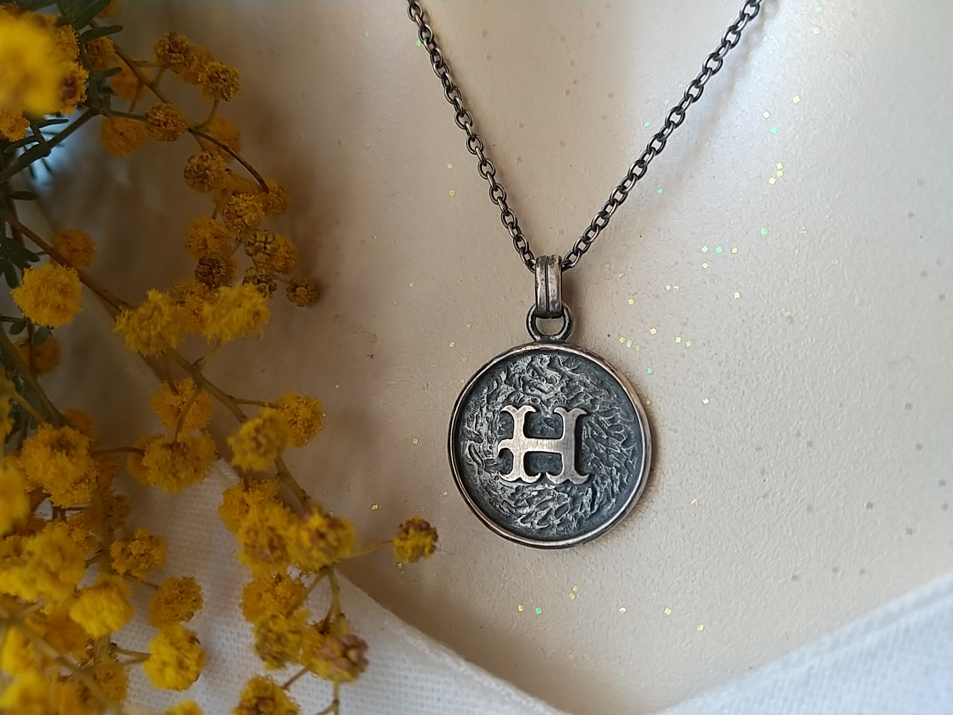 【送料無料】手彫り・アンティーク傷加工コインイニシャル『H』silver950  シルバー11