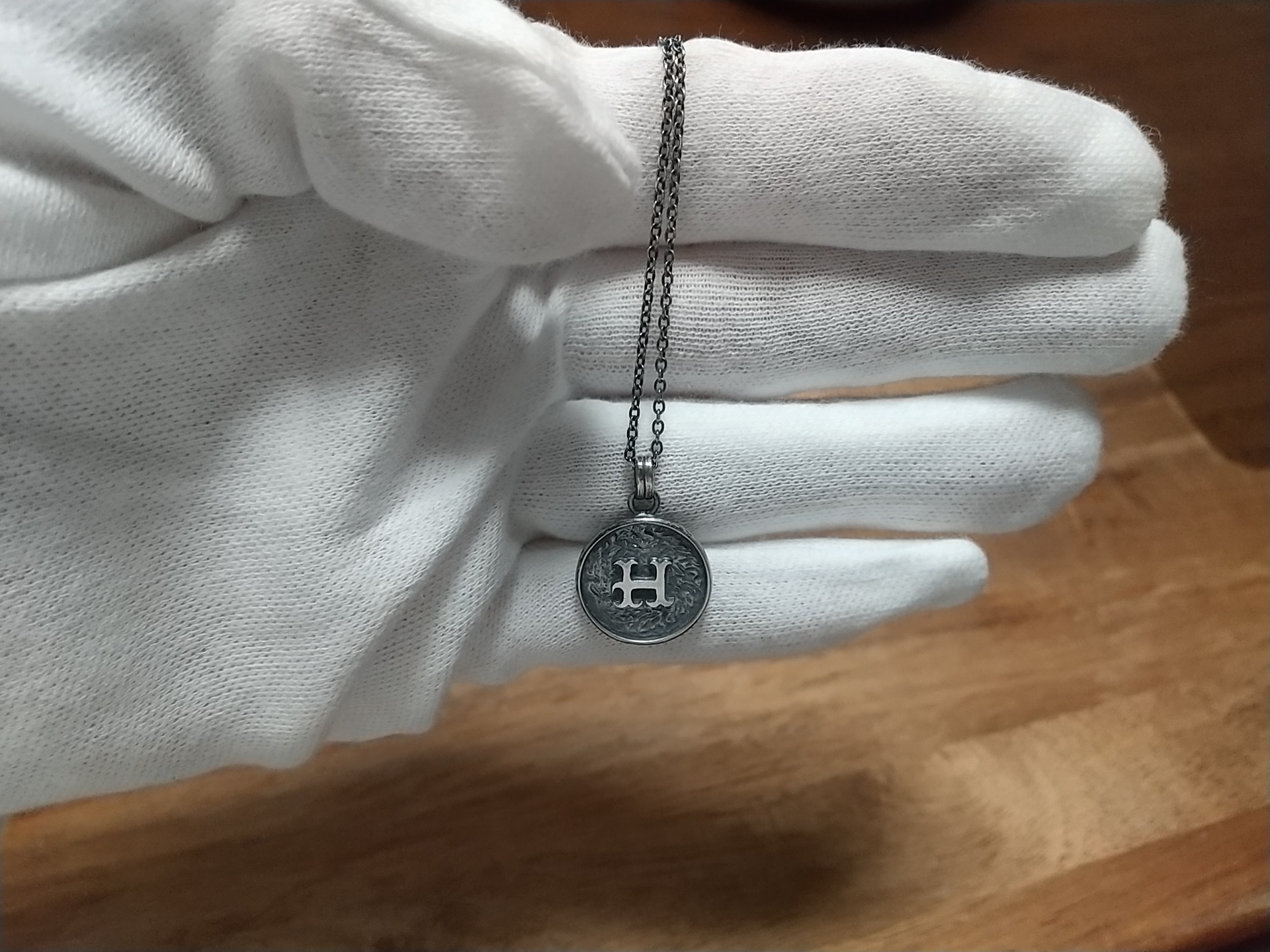 【送料無料】手彫り・アンティーク傷加工コインイニシャル『H』silver950  シルバー11