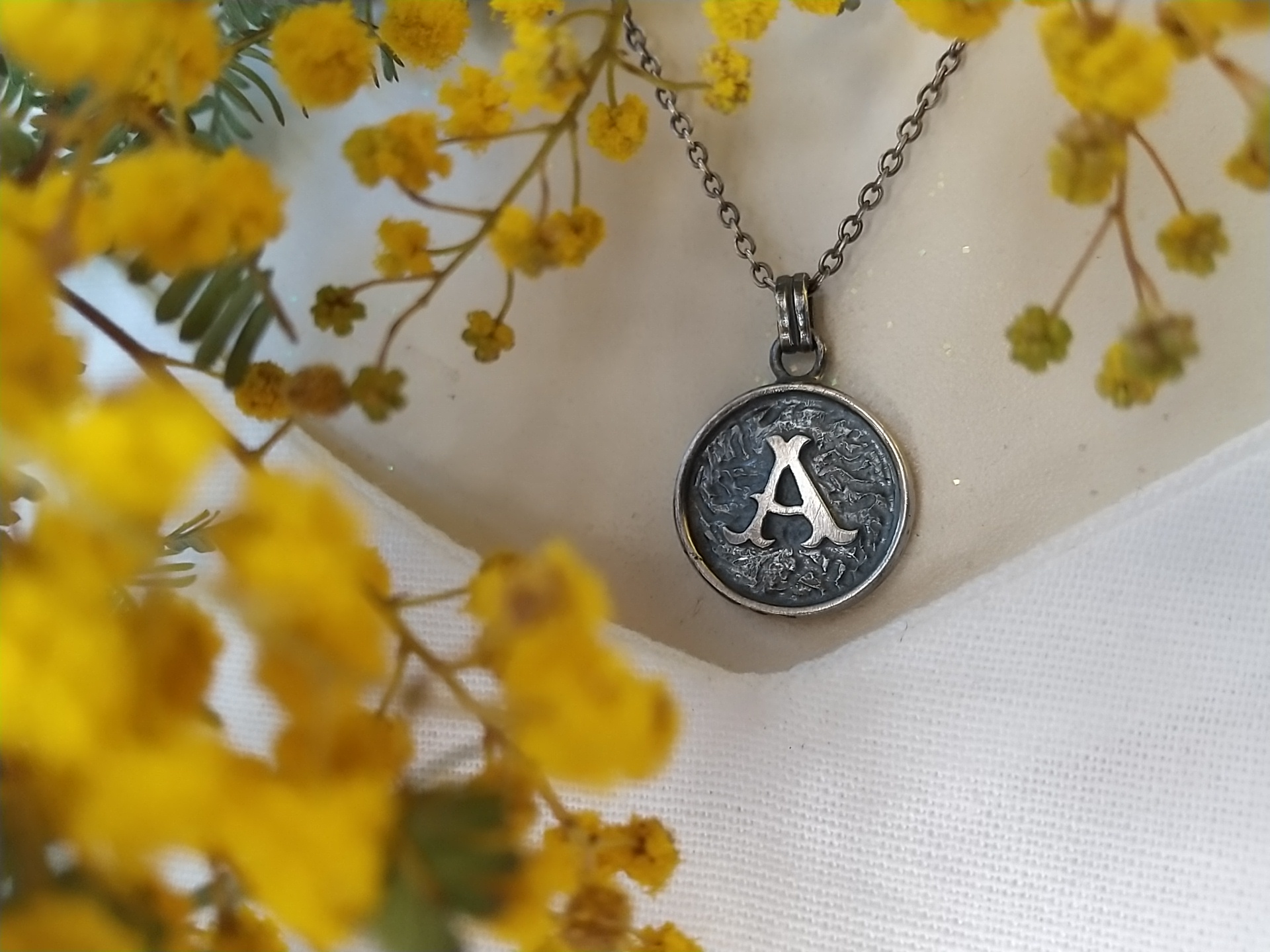 【送料無料】手彫り・アンティーク傷加工コインイニシャル『A』silver950シルバーメダル16