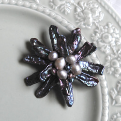 淡水ケシ真珠のブローチ・メタリックネイビーブルー 1枚目の画像