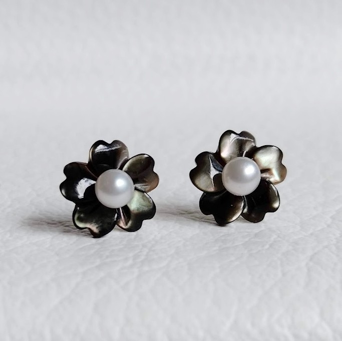 黒蝶貝とアコヤ本真珠のスタッドピアス